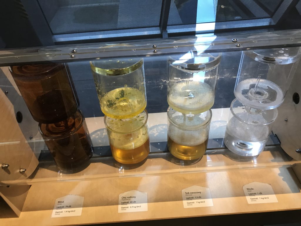 Centrum Nauki Kopernik: która ciecz najszybciej się przeleje