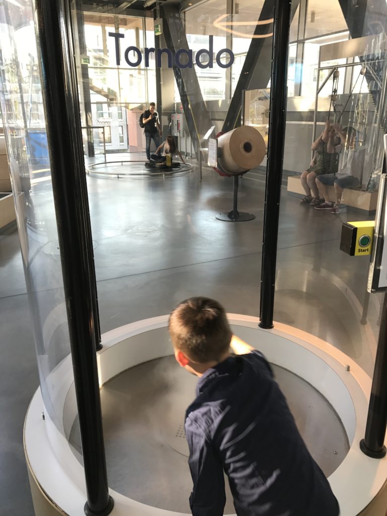 Centrum Nauki Kopernik: trąba powietrzna