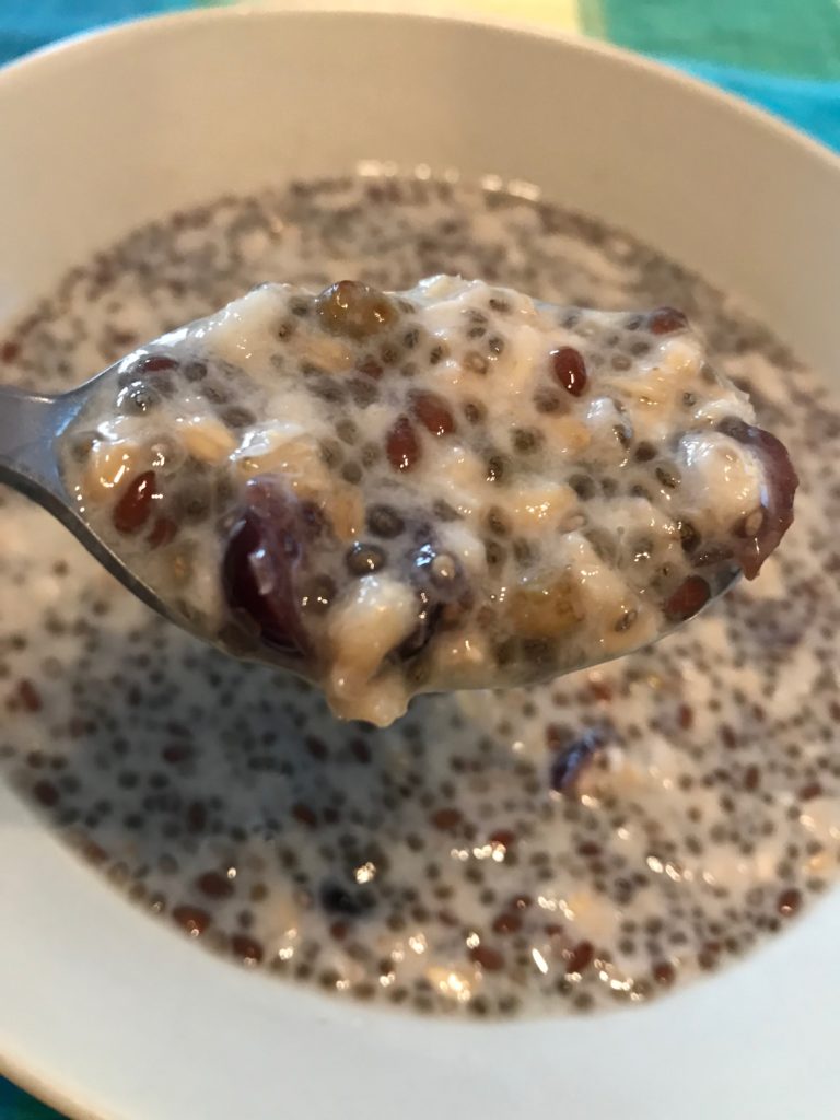 owsianka: nasiona chia, siemię lniane, suszona żurawina