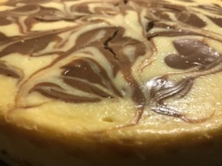 sernik pieczony w czekoladowe wzory