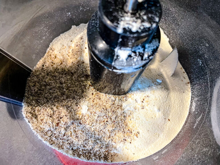 drożdżowe ciasto ze śliwkami i migdałową kruszonką - talkables-01