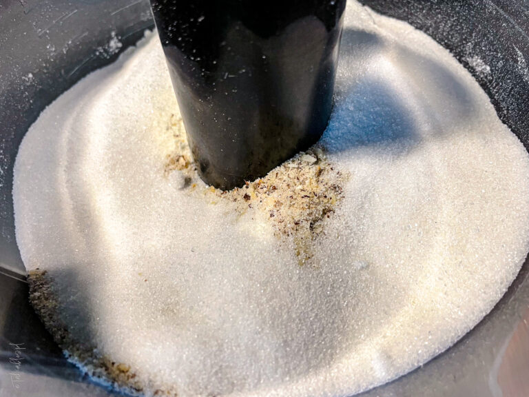 drożdżowe ciasto ze śliwkami i migdałową kruszonką - talkables-02