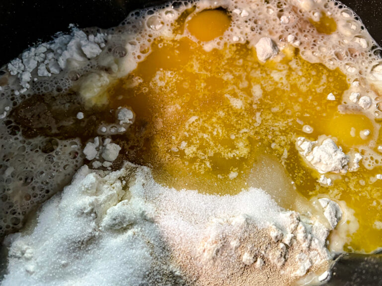 drożdżowe ciasto ze śliwkami i migdałową kruszonką - talkables-03