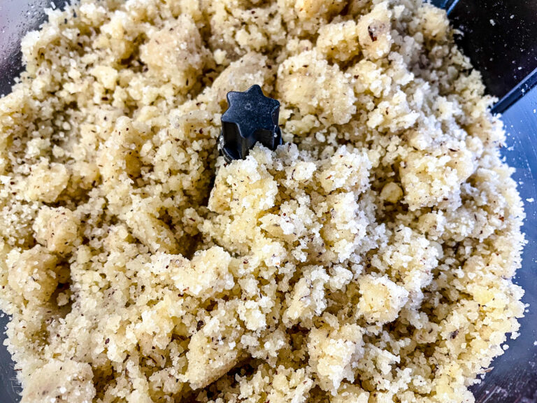 drożdżowe ciasto ze śliwkami i migdałową kruszonką - talkables-04