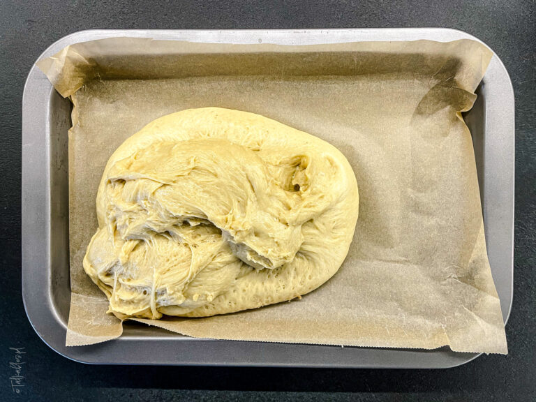 drożdżowe ciasto ze śliwkami i migdałową kruszonką - talkables-08