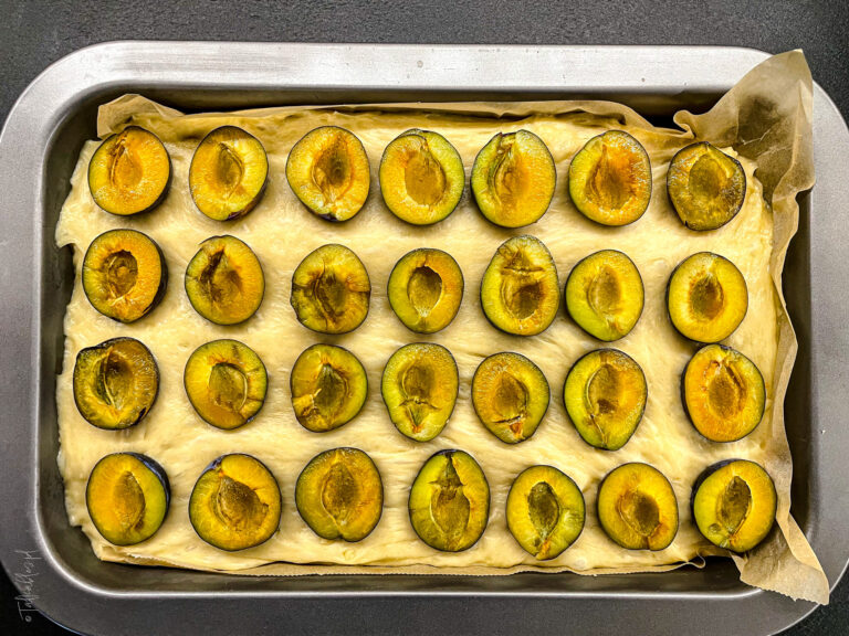 drożdżowe ciasto ze śliwkami i migdałową kruszonką - talkables-10