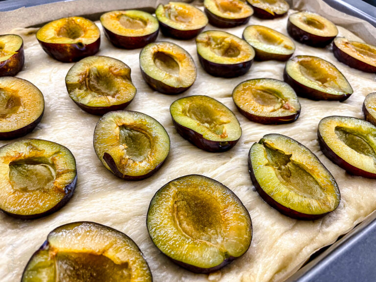 drożdżowe ciasto ze śliwkami i migdałową kruszonką - talkables-11