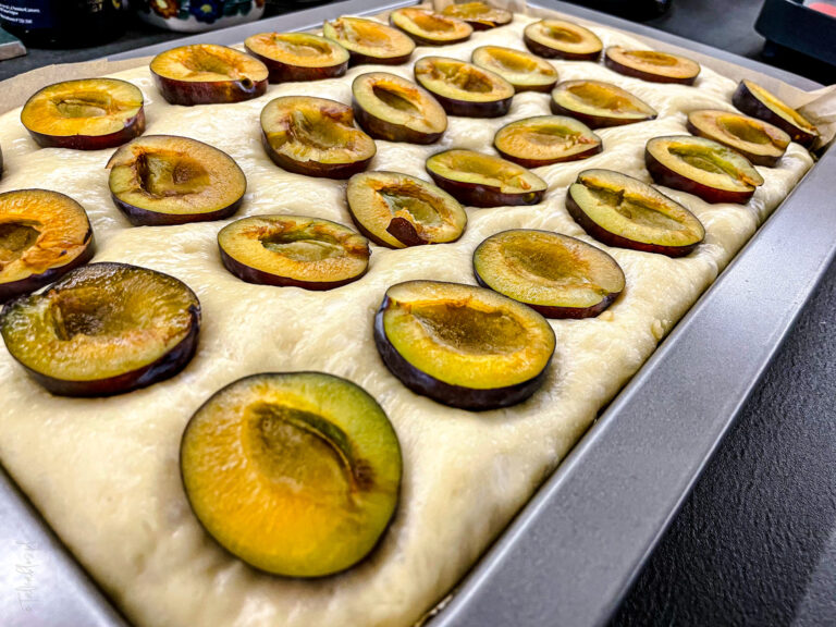 drożdżowe ciasto ze śliwkami i migdałową kruszonką - talkables-12