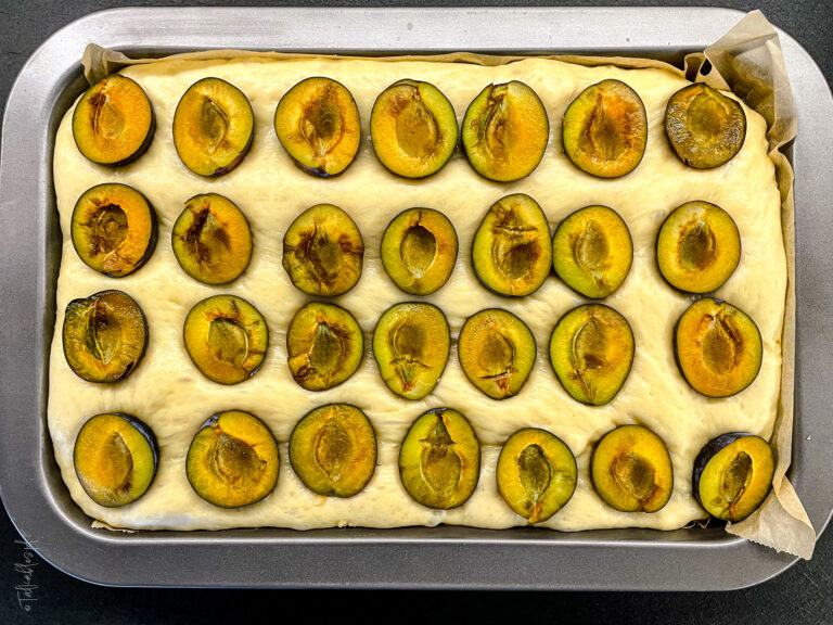 drożdżowe ciasto ze śliwkami i migdałową kruszonką - talkables-13