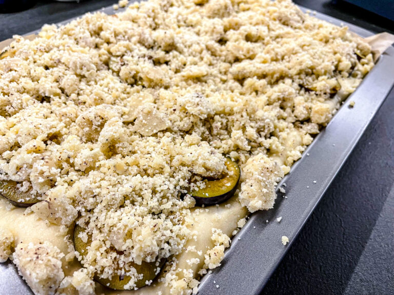 drożdżowe ciasto ze śliwkami i migdałową kruszonką - talkables-15