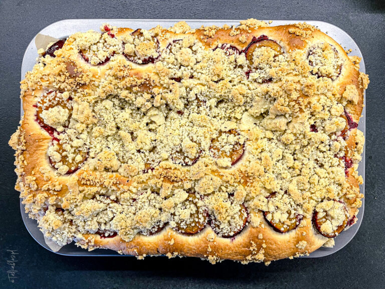 drożdżowe ciasto ze śliwkami i migdałową kruszonką - talkables-16