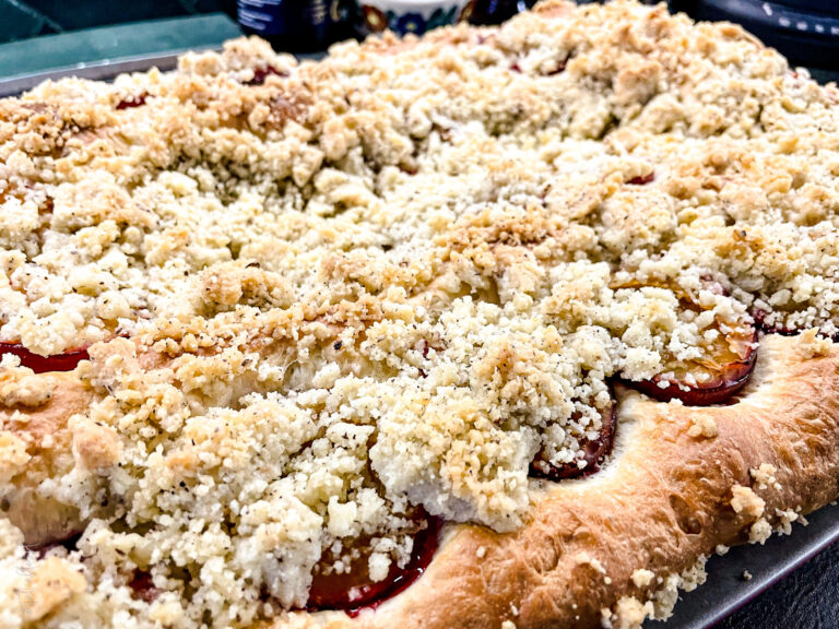 drożdżowe ciasto ze śliwkami i migdałową kruszonką - talkables-17