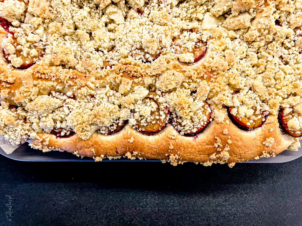 drożdżowe ciasto ze śliwkami i migdałową kruszonką - talkables-18