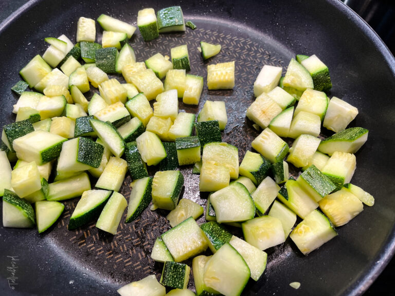 makaraon w sosie z pieczonych pomidorków z cukinią - talkables-06