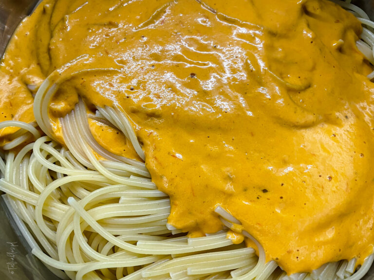 makaraon w sosie z pieczonych pomidorków z cukinią - talkables-11