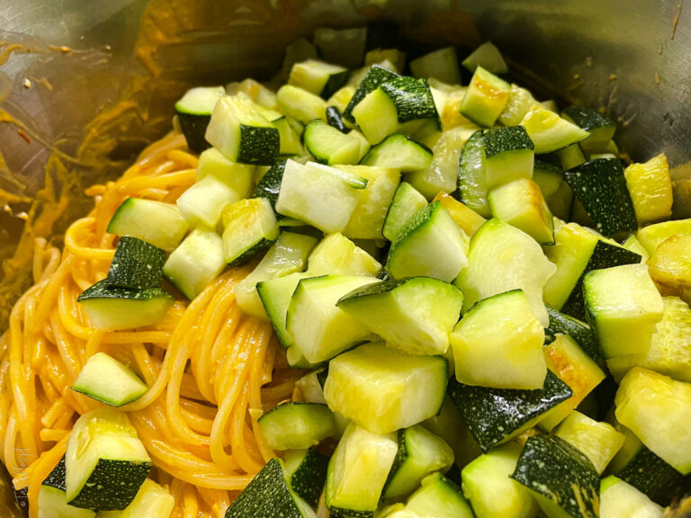 makaraon w sosie z pieczonych pomidorków z cukinią - talkables-13