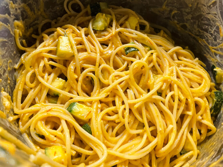 makaraon w sosie z pieczonych pomidorków z cukinią - talkables-14