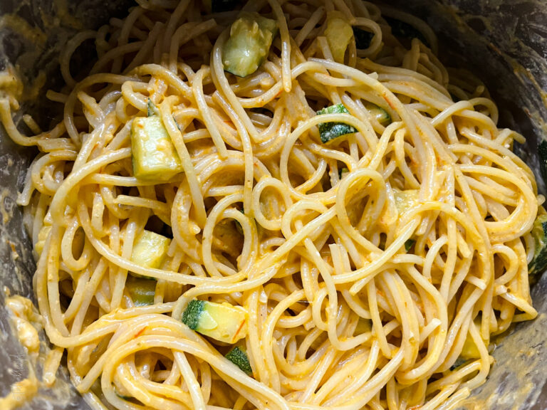 makaraon w sosie z pieczonych pomidorków z cukinią - talkables-16