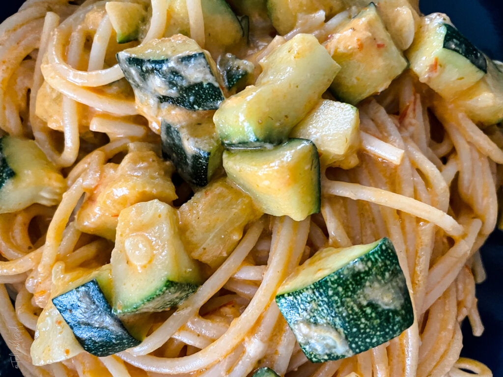 makaraon w sosie z pieczonych pomidorków z cukinią - talkables-17